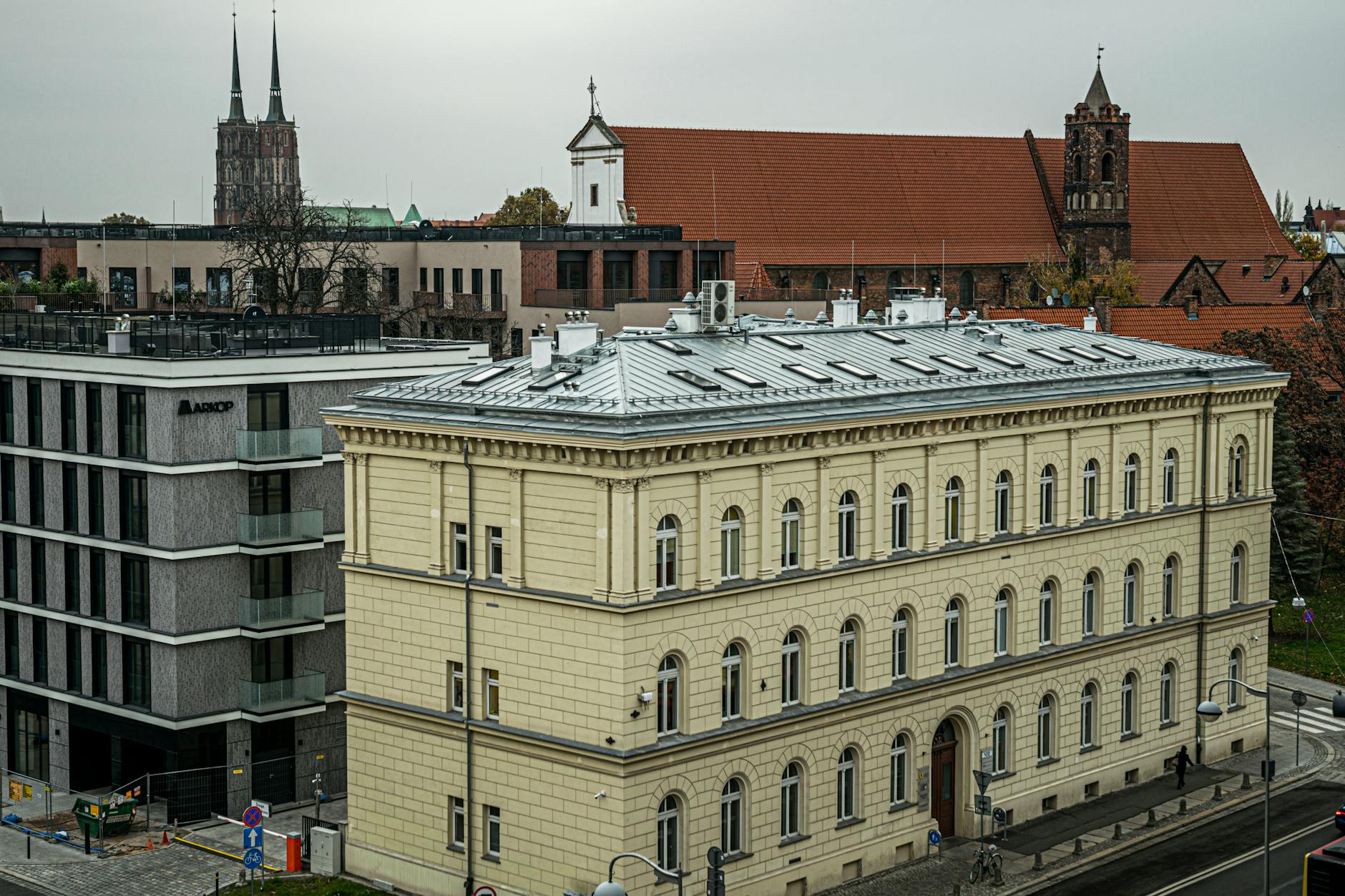 Logo Unii Europejskiej i godło Polski nad mapą Cieszyna, symbolizujące Fundusze Europejskie Cieszyn